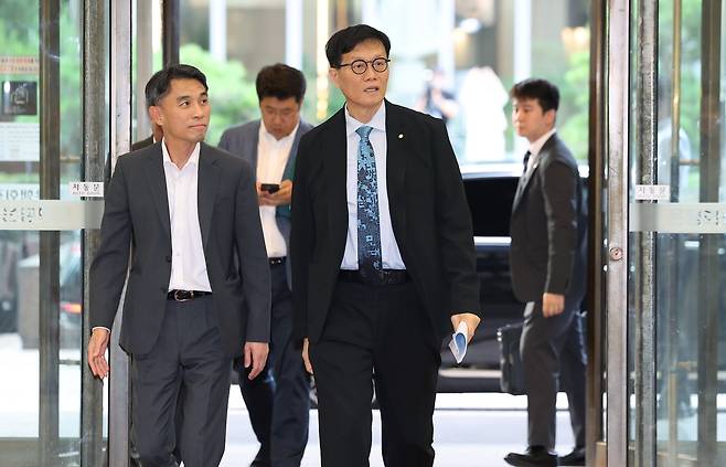 이창용 한국은행 총재(가운데)가 23일 오후 서울 중구 은행연합회에서 열린 은행장 간담회에 참석하고 있다. /뉴스1