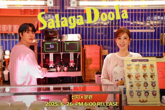 코요태 멤버 신지가 내년 상반기 가수 문원과 결혼한다. 문원(왼쪽)과 신지. 제이지스타 제공