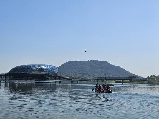 세종소방본부가 세종호수공원에서 수난사고 훈련을 하고 있는 모습. 세종소방본부 제공