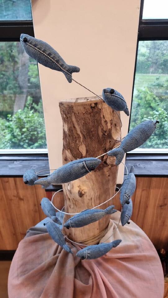 이문희 작가 '회귀(回歸)2' (나무+데님, 30×65cm, 2025)