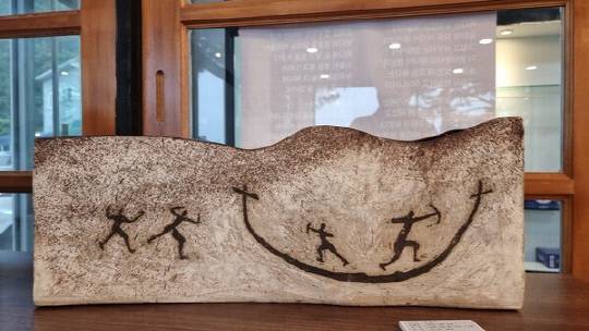 김영자 작가 '사하라 그때-사냥', 조합토+상감기법+1270°C 소성, 23×61×18cm, 2009)