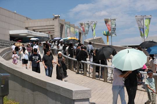 '불멸의 화가 반 고흐 in 대전' 특별전 마지막 날인 22일, 대전시립미술관 앞에 입장을 기다리는 관람객들의 행렬이 길게 이어지고 있다. 김영태 기자
