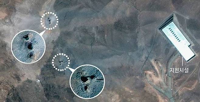 22일(현지시간) 이란 중부 곰주의 포르도 핵시설을 위성으로 촬영한 모습. 하루 전 미국의 공습으로 거대한 구멍 6개가 생겼음을 확인할 수 있다. ⓒ AP/뉴시스
