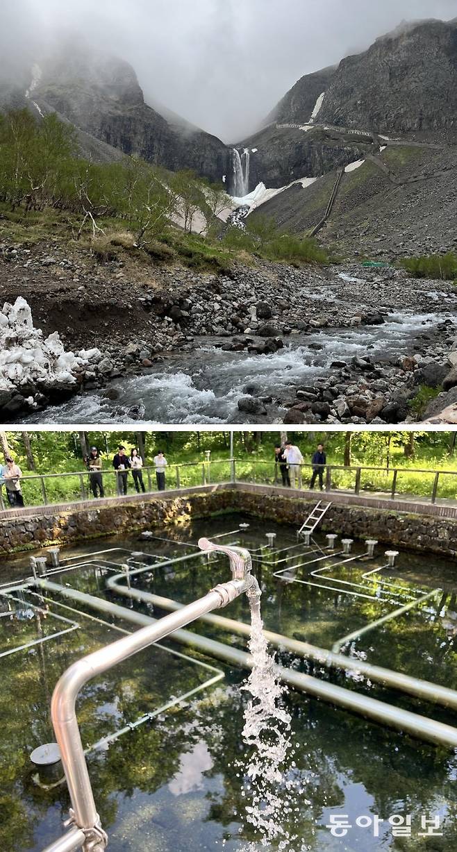17일 백두산 비룡폭포에서 폭포수가 쏟아져 내리고 있다(위쪽 사진). 농심 백산수의 수원지인 중국 얼다오바이허 나이터우취안에서 추출되고 있는 용천수. 백두산 천지의 물은 자연보호구역 지하 암반층을 타고 흘러오다 나이터우취안에서 솟아올라 백산수로 제조된다. 얼다오바이허=이민아 기자 omg@donga.com