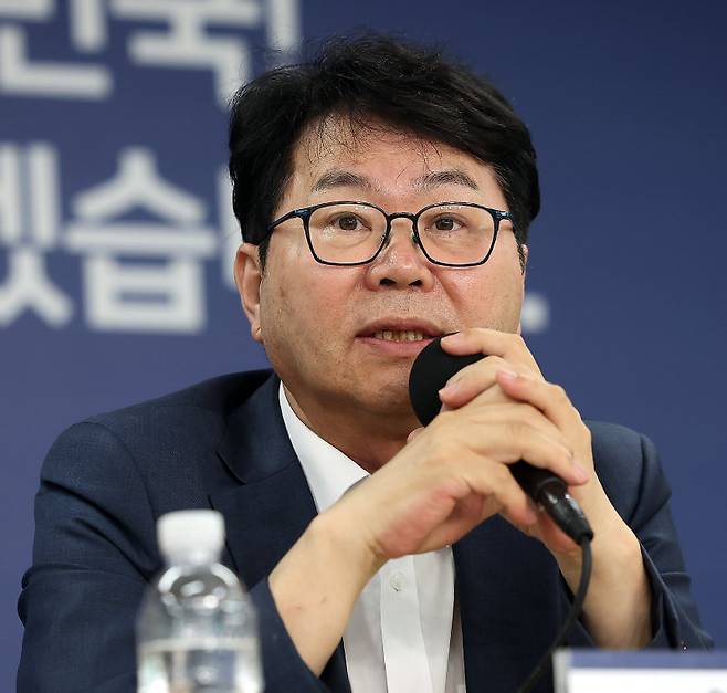이한주 국정기획위원장이 22일 서울 종로구 정부서울청사 창성동 별관에서 열린 기자간담회에서 발언하고 있다. 그는 지난주 진행된 부처별 업무보고에 대해 “실망스러웠다”고 지적했다. 뉴스1