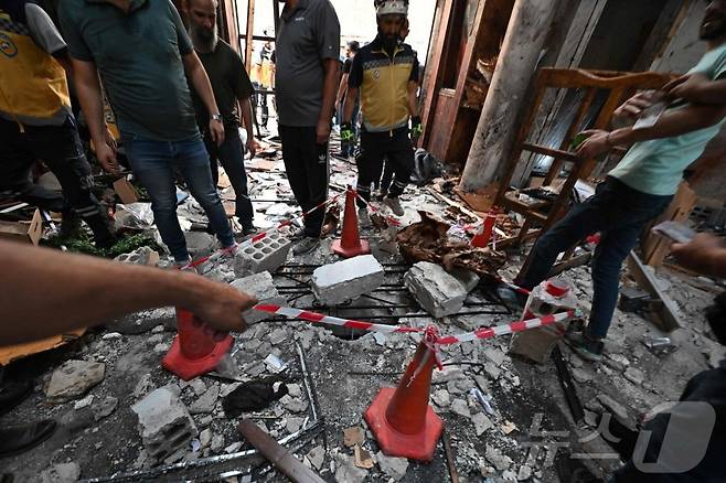 시리아 다마스쿠스 마르 엘리아스 교회에서 자살폭탄 테러가 발생한 뒤, 파편과 핏자국으로 가득한 내부 모습이 공개됐다. (© 뉴스1)