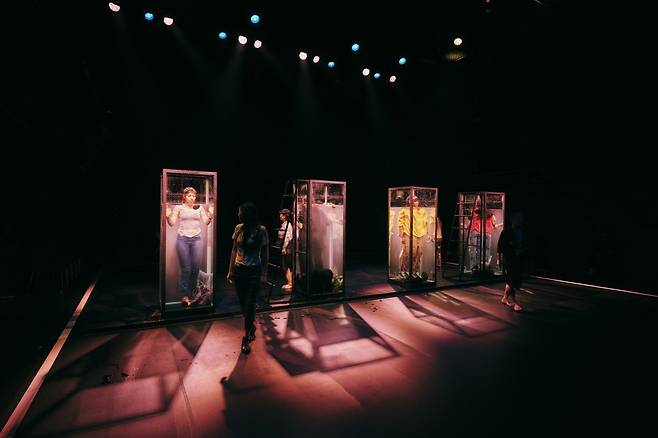 공연 단체 ‘코끼리들이 웃는다’가 2023년 싱크 넥스트에서 선보인 관객 참여형 공연 ‘물질’의 한 장면. 세종문화회관 제공