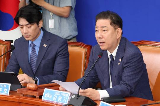 김병기(오른쪽) 더불어민주당 당대표 직무대행 겸 원내대표가 23일 서울 여의도 국회에서 열린 최고위원회의에서 발언하고 있다. [연합뉴스]