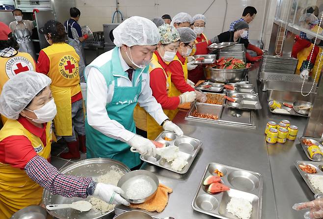 iM뱅크(아이엠뱅크, 행장 황병우)는 23일(월) 달서구노인종합복지관에서 대한적십자사 대구지사(회장 배인호)와 함께 '건강한 여름나기 福 삼계탕 나눔 행사'를 실시했다고 23일 밝혔다. 사진제공=아이엠벵크