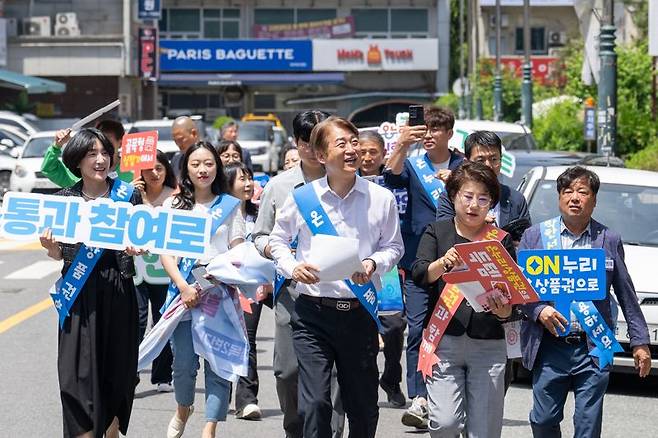 광주광역시 서구가 골목상권 활성화와 지역 경제 회복을 위해 전국 최초로 전 지역을 온누리상품권 사용 가능 지역으로 전환을 완료하고, 이를 기념하는 '대한민국 골목경제 1번지 선포식'을 오는 30일 오전 서빛마루문예회관에서 개최한다. 사진은 김이강 서구청장이 관계자들과 골목형상점가 지정에 나서고 있는 모습. 서구 제공