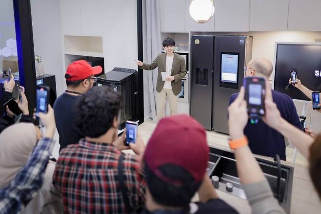 지난 20일 태국 방콕에서 열린 삼성전자 2025년 동남아 테크 세미나에서 참석자들이 AI 홈에 대한 시연을 살펴보고 있다. 삼성전자 제공