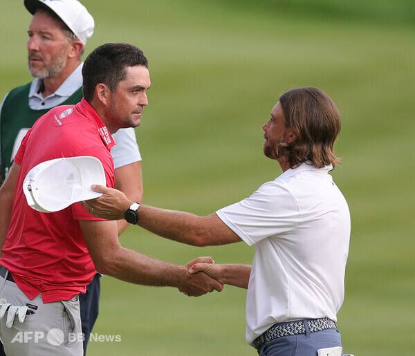 2025년 미국프로골프(PGA) 투어 시그니처 대회인 트래블러스 챔피언십 마지막 홀에서 우승을 놓치고 준우승한 토미 플리트우드(잉글랜드)가 우승한 키건 브래들리(미국)에게 축하 인사를 건네는 모습이다. 사진제공=ⓒAFPBBNews = News1