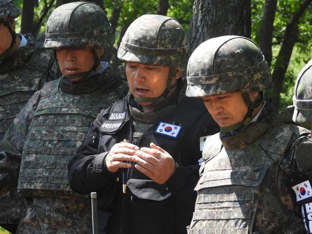 안규백 더불어민주당 의원(오른쪽)이 2021년 7월 강원도 철원 화살머리 고지를 방문해, 한국전쟁 유해 발굴 현장을 살펴보고 있다. 안규백 의원 누리집