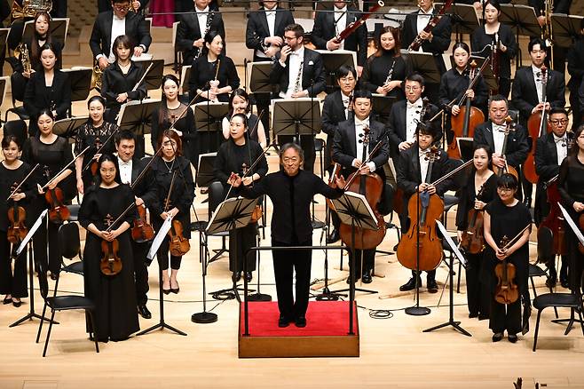 지휘자 정명훈은 부산콘서트홀 개관을 맞아 세계 유수의 악단에서 활동 중인 한국, 중국, 일본 태생 수석급 연주자 100여명을 모아 아시아필하모닉을 재결성했다. 클래식부산 제공