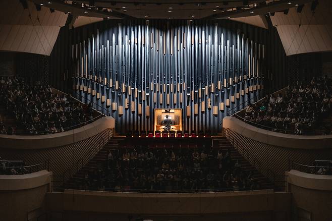 오르간 연주를 겸하는 피아니스트 조재혁이 지난 22일 부산콘서트홀 전면에 설치된 파이프 오르간으로 바흐 ‘토카타와 푸가’를 연주하고 있다. 클래식부산 제공