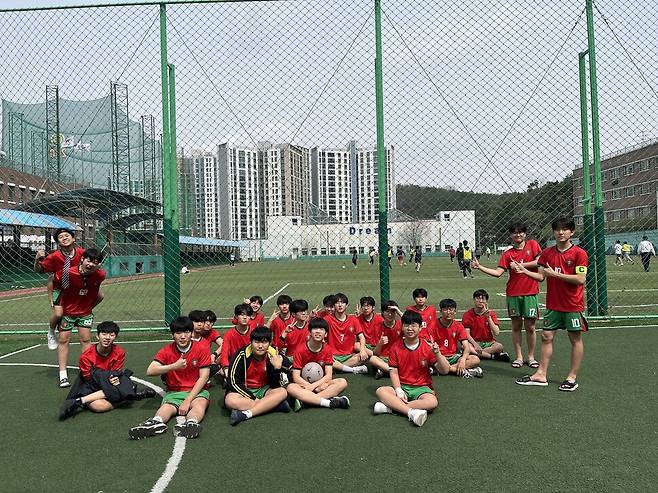 수박색의 축구복을 입은 학생들. 변지윤 교사 제공