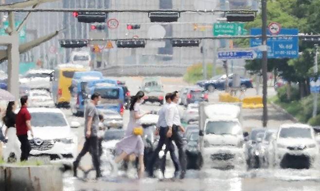 폭염이 이어진 여름철 서울 영등포구 여의도동 도로 위에 아지랑이가 피어오르고 있다. 연합뉴스
