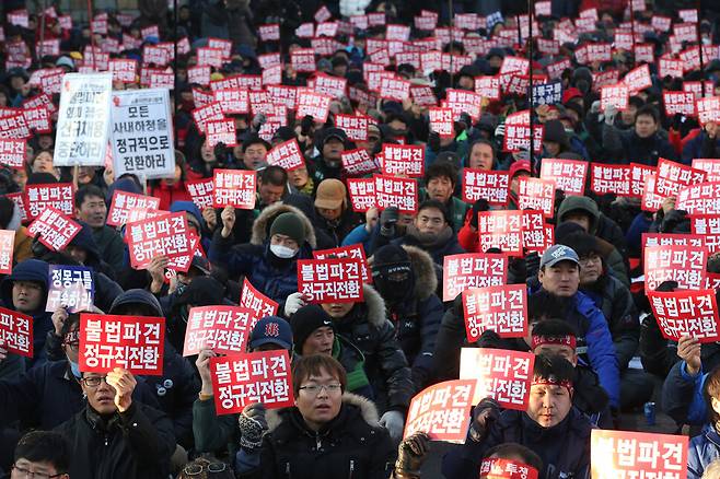 지난 2013년 1월26일 울산 북구 현대자동차 정문 앞에 모인 민주노총 조합원들이 집회를 열어 현대차의 불법파견 비정규직에 대한 정규직화 이행을 촉구하고 있다.  울산/이정아 기자 leej@hani.co.kr