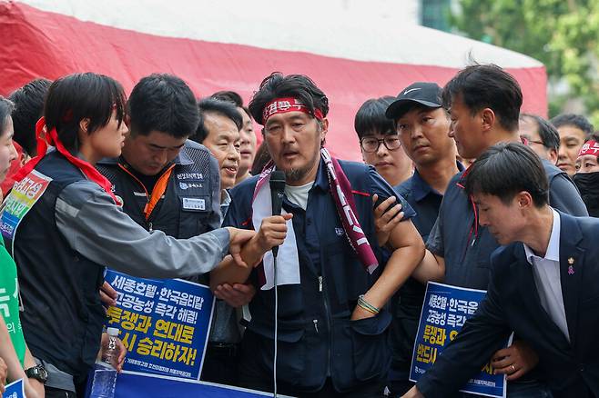 97일 동안 원청인 한화오션 서울 본사 앞에 있는 철탑에서 고공농성을 한 김형수 전국금속노조 거제통영고성조선하청지회장이 2025년 6월19일 오후 이곳 아래서 열린 고공농성 해제 기자회견에서 발언하고 있다. 한겨레 김영원 기자 forever@hani.co.kr