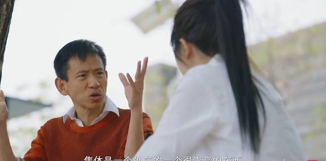 중국 사회인류학자 샹뱌오(왼쪽)가 좌절감을 겪고 있는 청년 잉신과 대화하는 모습. 텐센트 뉴스 영상 갈무리