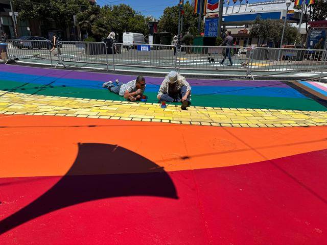 지난 18일 미국 캘리포니아주 샌프란시스코 캐스트로 지구에서 비영리단체 캐스트로 지역사회 복지 지구의 일원들이 아스팔트 바닥을 무지갯빛으로 칠하고 있다. 샌프란시스코=이서희 특파원