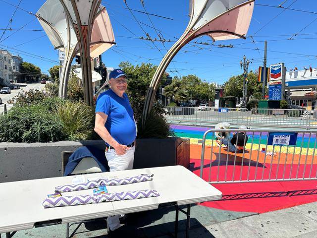 지난 18일 미국 캘리포니아주 샌프란시스코 캐스트로 지구에서 비영리단체 캐스트로 지역사회 복지 지구 소속 자원봉사자 마이클 미센티가 한국일보와 인터뷰하고 있다. 샌프란시스코=이서희 특파원