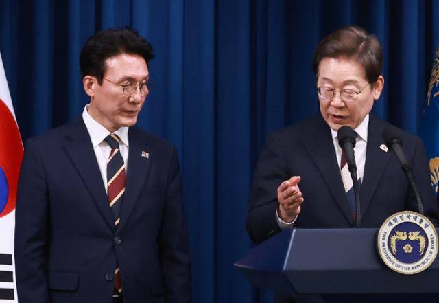 이재명(오른쪽) 대통령이 4일 서울 용산 대통령실 청사에서 새 정부 첫 인사 발표를 하고 있다. 왼쪽은 김민석 국무총리 후보자. 뉴시스