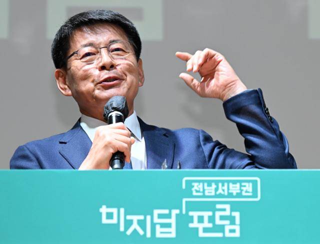 지난해 5월 21일 전남 목포시 국립목포대 남악캠퍼스 글로컬스타트업센터에서 열린 미지답 전남서부권 포럼 ‘국립목포대 의과대학 유치, 전남 발전의 토대가 되다’에서 서삼석 국회의원이 축사를 하고 있다. 목포=왕태석 선임기자