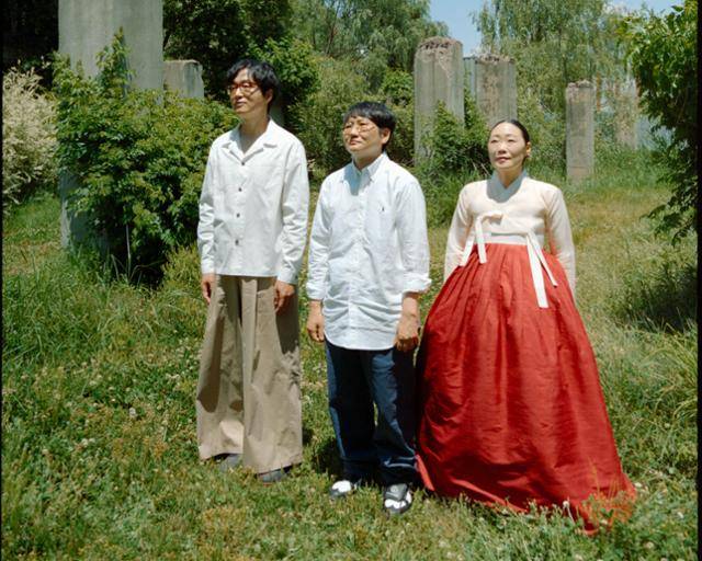 세종문화회관의 '싱크 넥스트' 개막 공연에 참여하는 루시드 폴(왼쪽부터)과 설치미술가 부치현, 보컬리스트 정마리. ⓒMatt Choi, VISLA