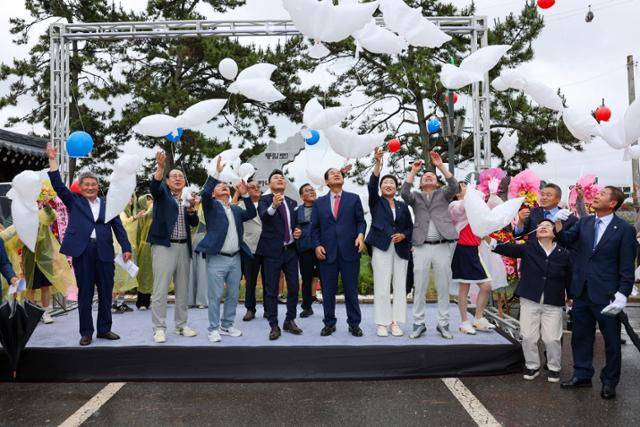 지난 20일 민주평화통일자문회의 진도군협의회는 전남 진도군 군내면 녹진 관광단지에서 '통일의 바람, 진도에서 백두까지' 평화통일기원탑 제막식 및 통일기원제를 개최했다. 민주평통 진도군협의회 제공