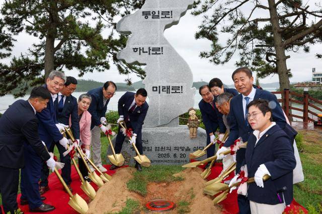 민주평화통일자문회의 진도군협의회는 20일 전남 진도군 군내면 녹진 관광단지에서 평화통일기원탑 제막식을 가졌다.