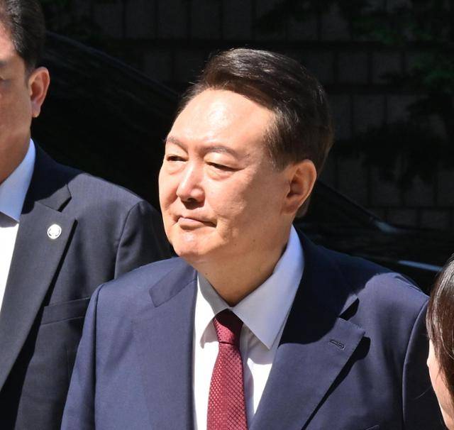 윤석열 전 대통령이 23일 서울 서초구 서울중앙지법에서 열린 내란 우두머리 및 직권남용 권리행사방해 혐의 사건 8차 공판에 출석하고 있다. 뉴시스