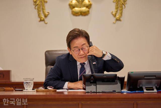 이재명 대통령이 23일 서울 용산 대통령실청사에서 안와르 이브라힘 말레이시아 총리와 전화 통화를 하고 있다. 대통령실 제공