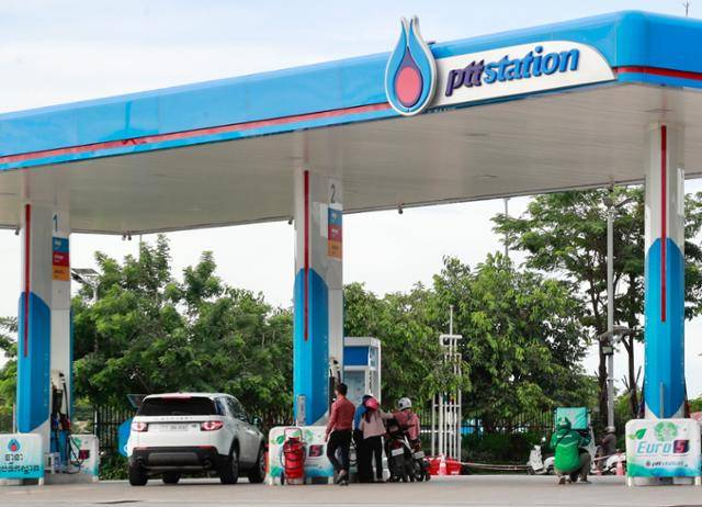 23일 캄보디아 프놈펜의 한 주유소에서 시민들이 차량에 기름을 넣고 있다. 이 주유소는 태국 국영 석유·가스 기업 PTT 계열사다. 프놈펜=EPA 연합뉴스