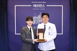 금기창 연세의료원장과 슈가가 기념 사진을 촬영하고 있다​./사진=연세의료원 제공.