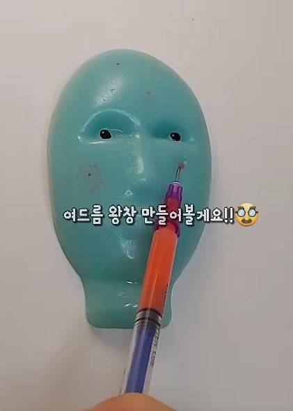 최근 ‘여드름 짜기’로 불리는 장난감이 초등학생 사이에서 유행 중이다. 여드름 짜기 장난감은 실리콘으로 된 인형 얼굴에 주사기를 이용해 이물질을 주입하고 손으로 짜내는 방식이다./사진=유튜브 채널 'chocomingcrafts' 캡처