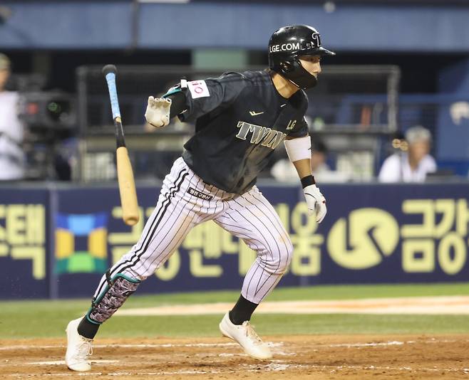 18일 오후 잠실야구장에서 열린 2025 프로야구 NC와 LG 경기. LG 신민재가 9회 1사 1,3루를 만드는 우전안타를 날리고 있다. 잠실=정시종 기자 capa@edaily.co.kr /2025.06.18.