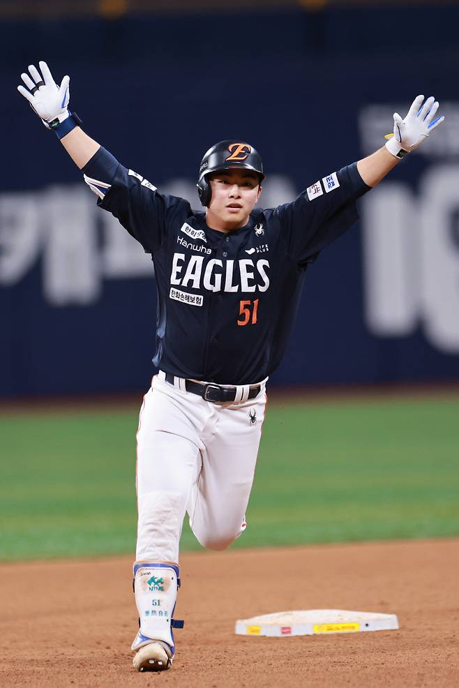 <yonhap photo-7150=""> 9회초 터진 문현빈 솔로포 (서울=연합뉴스) 신현우 기자 = 9일 서울 고척스카이돔에서 열린 프로야구 2025 신한 SOL 뱅크 KBO리그 한화 이글스와 키움 히어로즈의 경기. 9회초 2사 한화 문현빈이 솔로 홈런을 치고 베이스를 돌며 기뻐하고 있다. 2025.5.9 nowwego@yna.co.kr/2025-05-09 21:34:49/ <저작권자 ⓒ 1980-2025 ㈜연합뉴스. 무단 전재 재배포 금지, AI 학습 및 활용 금지></yonhap>