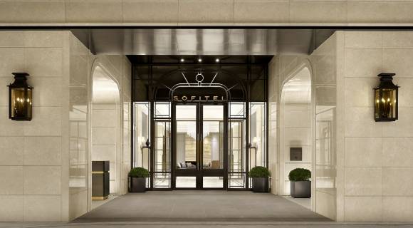 KT의 호텔업계 위상이 수직 상승한다. 7월 성수동에 '풀만 앰배서더 서울 이스트폴'을 개장하면서다. 사진은 소피텔 앰배서더 서울 입구. [사진=소피텔 앰배서더 서울 홈페이지]