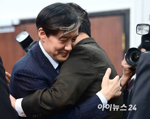 '자녀 입시 비리'와 '청와대 감찰 무마' 등 혐의로 대법원에서 징역 2년이 확정돼 의원직을 상실한 조국 조국혁신당 대표가 지난 2024년 12월 2일 서울 여의도 국회에서 기자회견을 마치고 지도부들과 인사를 나누고 있다. [사진=정소희 기자]