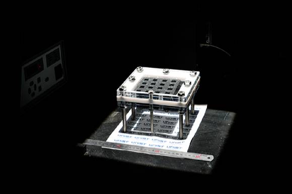 인공 나뭇잎 모듈이 태양광 시뮬레이터에서 나온 빛을 받고 있다. [사진=UNIST]