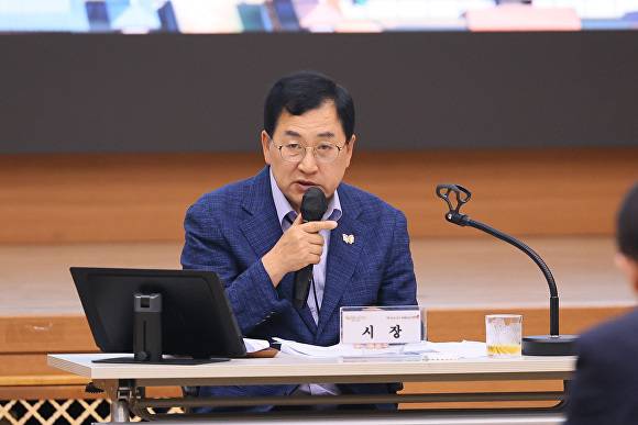 23일 주낙영 경주시장이 확대간부회의에서 민선 8기 3주년을 앞두고, 완성도 높은 행정을 통해 시민의 신뢰를 얻자고 주문하고 있다. [사진=경주시청]