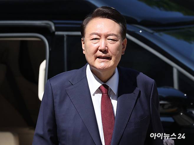 윤석열 전 대통령이 23일 서울 서초구 서울중앙지방법원에서 열린 내란 우두머리 혐의·직권남용 권리행사 방해 혐의 사건 8차 공판에 출석하고 있다. [사진=사진공동취재단]