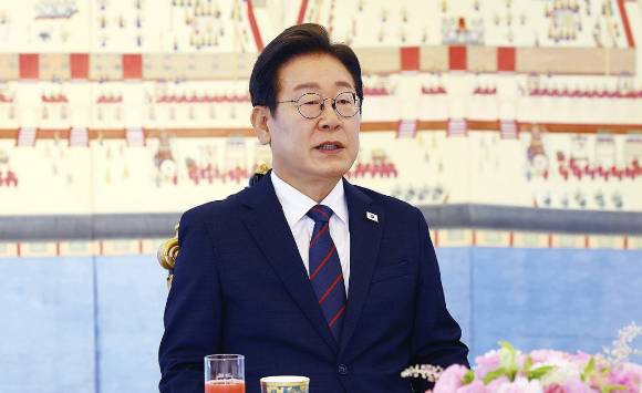 이재명 대통령이 지난 22일 서울 한남동 관저에서 열린 여야 지도부와의 오찬 회동에서 발언하고 있다. [사진=연합뉴스]