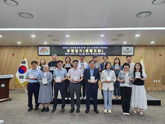 한유진의 유람일지에서 단체사진을 찍는 논산계룡교육지원청 소속 교장단 [사진=한국유교문화진흥원]