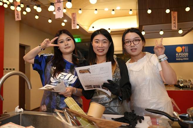 행사 참가자들이 레시피를 들고 웃고 있다. (제주관광공사 제공)