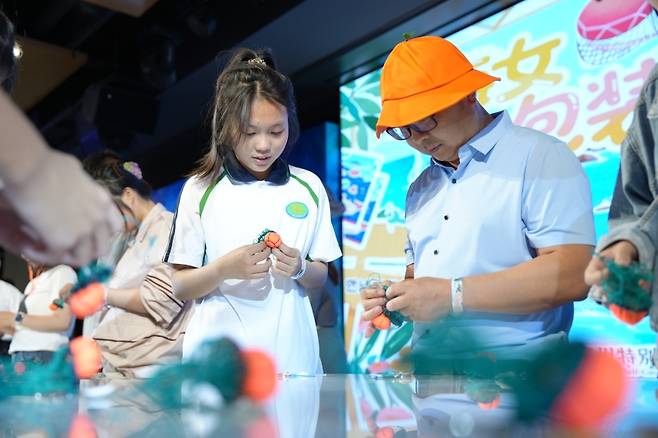 ‘미니테왁’을 직접 만들며, 참가자들은 손끝으로 제주를 이해하는 기회를 가졌다. (제주관광공사 제공)