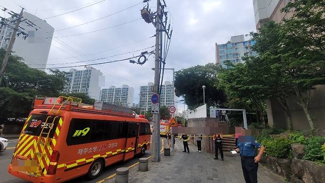 오늘(23일) 저녁 제주시 한 아파트 변압기와 까마귀가 접촉으로 정전이 발생해 복구 작업이 이뤄지는 모습 (사진, 제주소방안전본부)