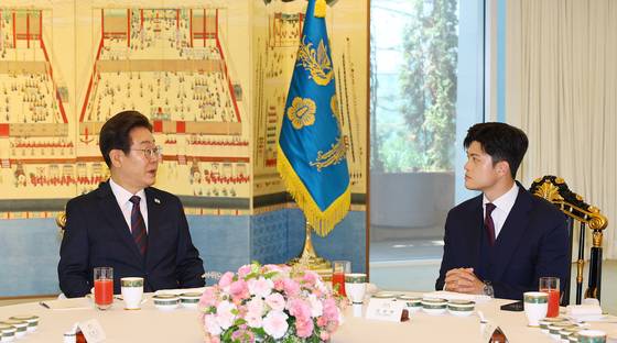 이재명 대통령이 22일 서울 한남동 관저에서 열린 여야 지도부와의 오찬에서 국민의힘 김용태 비상대책위원장과 대화하고 있다. 연합뉴스