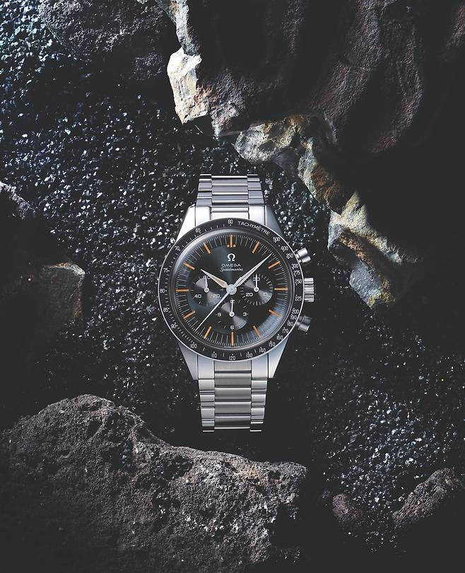 1959년에 선보인 모델에 영감을 얻어 빈티지한 느낌을 선사하는 '스피드마스터 더 퍼스트 오메가 인 스페이스' 모델. 사진 김흥수 작가